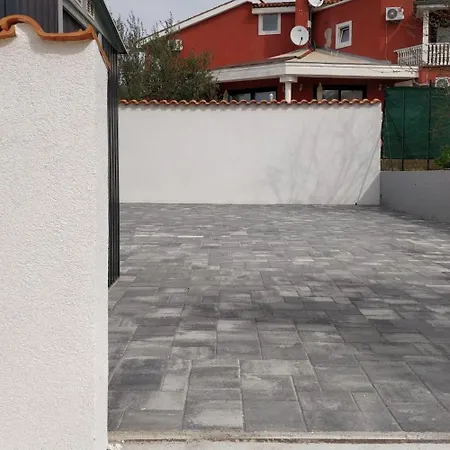 Ajdin Apartamento *